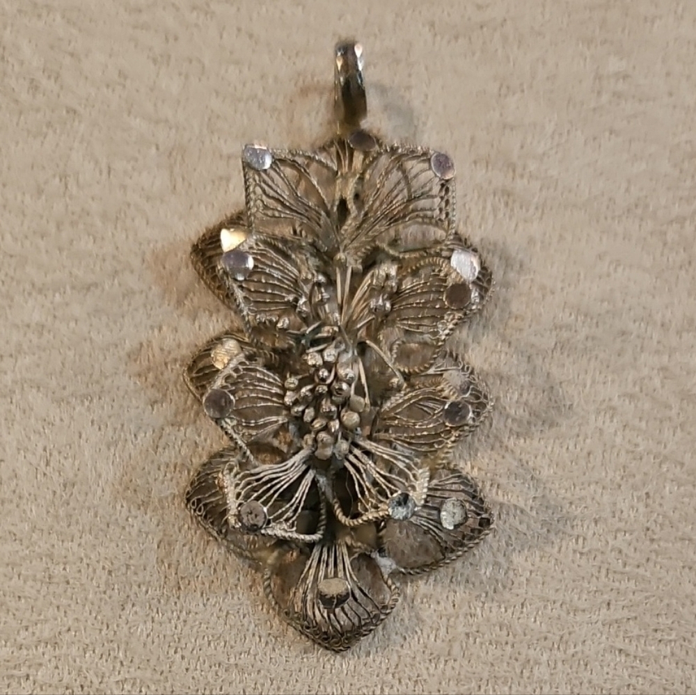 Delicate Silver Floral Filigree Pendant Necklace Charm